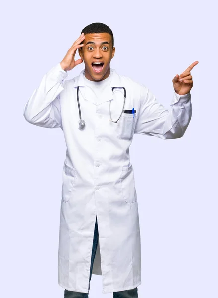 Giovane Afro Americano Uomo Medico Puntando Dito Verso Lato Presentando — Foto Stock