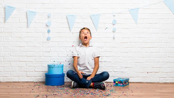 Jongen Viert Zijn Verjaardag Met Confetti Een Partij — Stockfoto