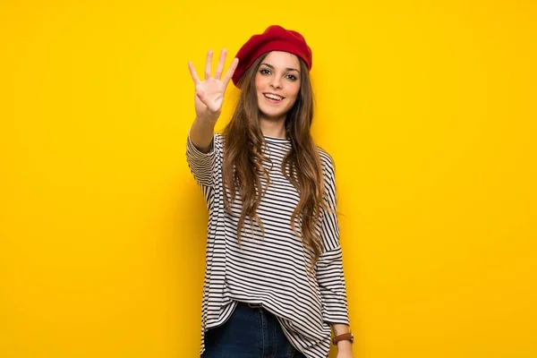 Chica Con Estilo Francés Sobre Pared Amarilla Feliz Contando Cuatro — Foto de Stock