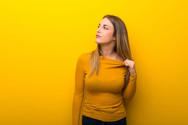 Jonge Vrouw Gele Achtergrond Met Moe Ziek Expressie — Stockfoto