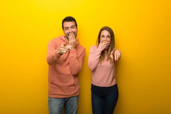 Grupo Dos Personas Sobre Fondo Amarillo Señalando Con Dedo Alguien — Foto de Stock