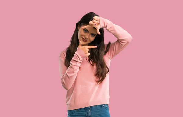 Menina Adolescente Com Rosto Focagem Camisa Rosa Símbolo Enquadramento Fundo — Fotografia de Stock