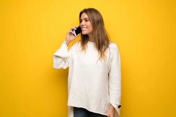 Mujer Rubia Sobre Pared Amarilla Manteniendo Una Conversación Con Teléfono —  Fotos de Stock