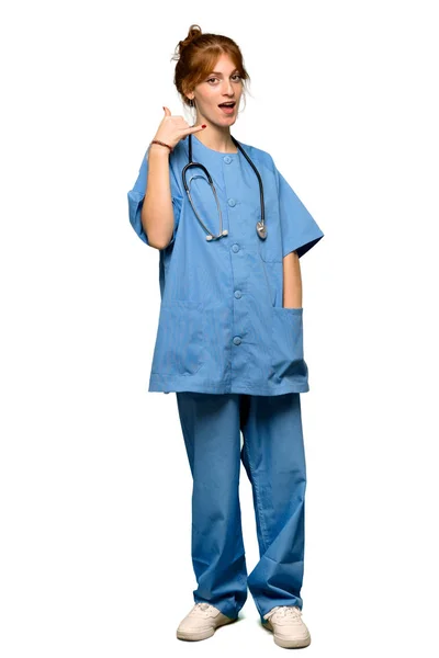 Повнометражний Знімок Молодої Рудої Медсестри Робить Телефонний Жест Викличте Мені — стокове фото
