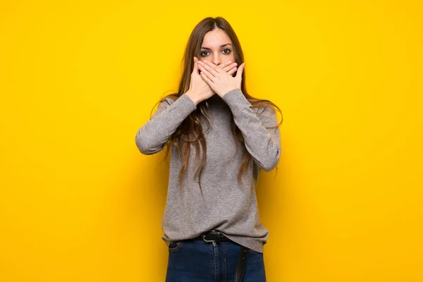 Junge Frau Über Gelber Wand Die Mund Mit Händen Bedeckt — Stockfoto
