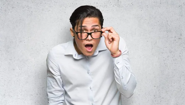 Hombre Guapo Con Gafas Sorprendido Sobre Fondo Pared Texturizado —  Fotos de Stock