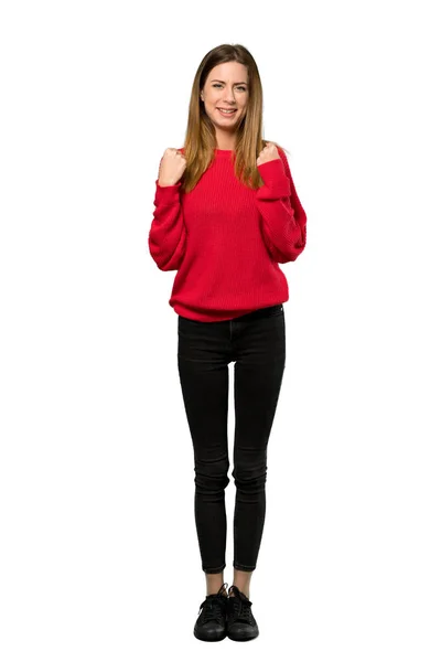 赤いセーター ジェスチャー親指を与えると微笑む分離ホワイト バック グラウンドを持つ若い女性のフルレングス ショット — ストック写真
