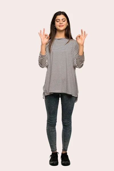 Una Toma Completa Una Adolescente Con Camisa Rayas Pose Zen — Foto de Stock