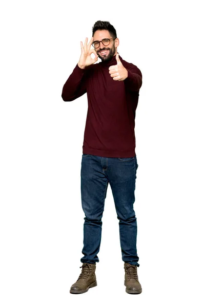 Полнометражный Снимок Красавчика Очках Показывающих Знак Показывающих Большой Палец Вверх — стоковое фото