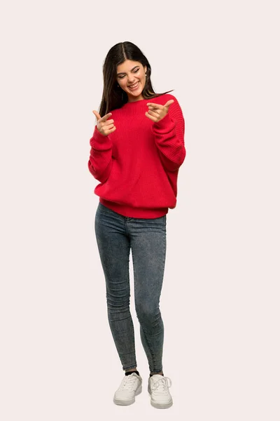 Pełnej Długości Strzał Nastolatek Dziewczyny Czerwony Sweter Skierowaną Przodu Uśmiecha — Zdjęcie stockowe