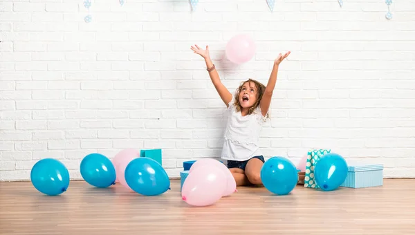 Liten Flicka Födelsedagsfest Som Leker Med Ballonger — Stockfoto