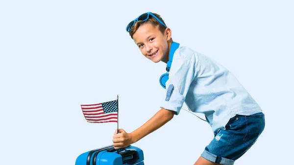 Jongen Met Zonnebril Hoofdtelefoon Reizen Met Zijn Koffer Die Houden — Stockfoto