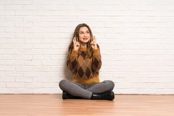 Tiener Meisje Zitten Vloer Met Vingers Kruisen Wensen Beste — Stockfoto