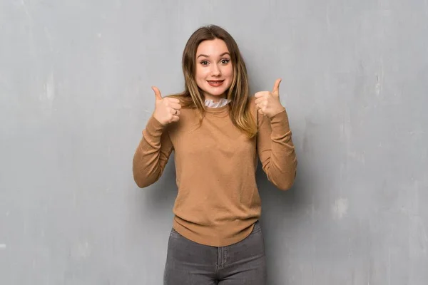 Ragazza Adolescente Sopra Muro Strutturato Con Pollici Perché Successo Qualcosa — Foto Stock