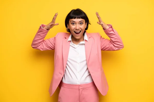 Moderne Frau Mit Rosa Businessanzug Mit Überraschung Und Schockiertem Gesichtsausdruck — Stockfoto