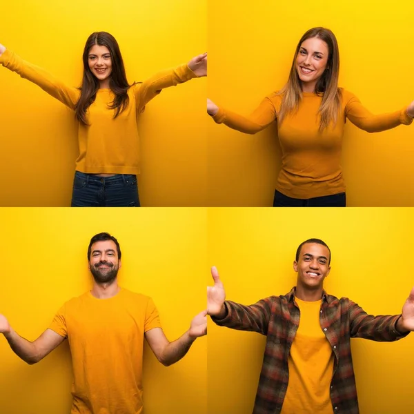 Sunulması ve el ile gelmek davet kişi