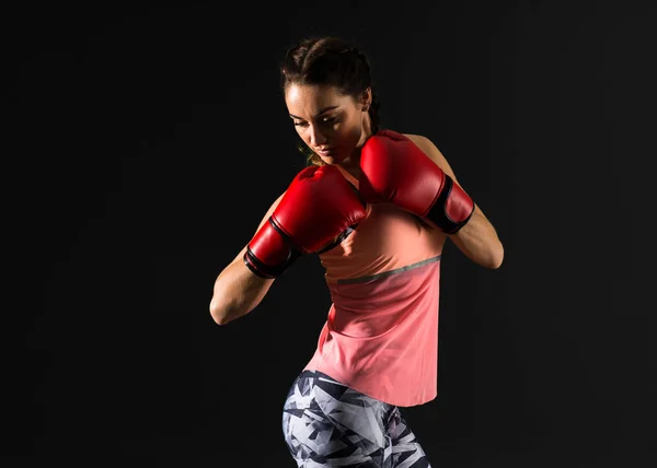 Esporte Mulher Fundo Escuro Com Luvas Boxe — Fotografia de Stock