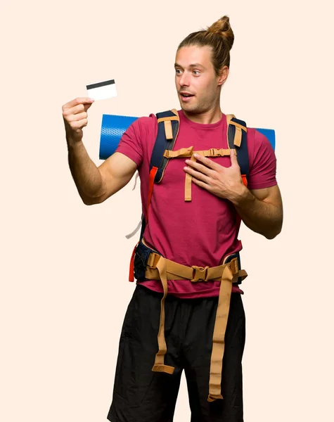 Hiker Man Mountain Backpacker Holding Credit Card Surprised Isolated Background — Stock Photo, Image