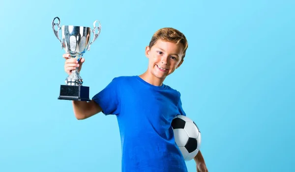 Jongen Voetballen Houden Een Trofee — Stockfoto