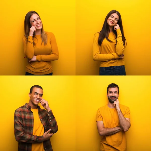 Tatlı bir ifadeyle gülümseyen insanlar kümesi