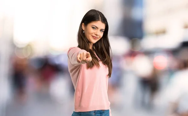 Teenager Mädchen Mit Rosa Hemd Zeigt Mit Selbstbewusstem Gesichtsausdruck Auf — Stockfoto