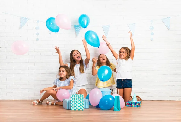 Groep Vrienden Een Verjaardagspartij Spelen Met Ballonnen — Stockfoto
