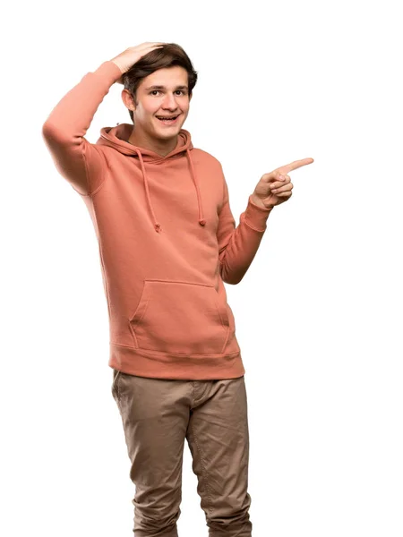 Tonåringen Man Med Sweatshirt Förvånad Och Pekar Finger Sidan Över — Stockfoto
