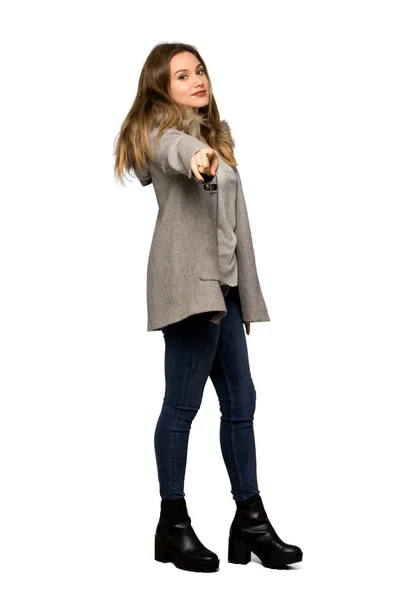 Eine Ganzkörperaufnahme Eines Teenagermädchens Mit Mantel Zeigt Mit Dem Finger — Stockfoto