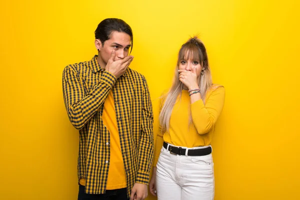 Junges Paar Auf Leuchtend Gelbem Hintergrund Das Den Mund Mit — Stockfoto