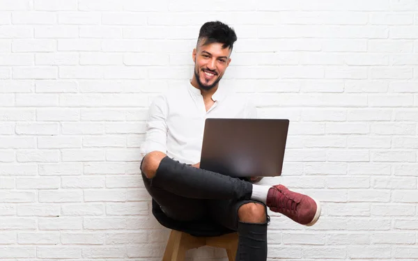 Hombre Joven Árabe Con Portátil Sentado Una Silla — Foto de Stock