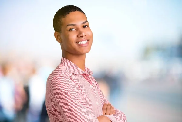 Młody Człowiek African American Utrzymując Ramiona Przekroczył Pozycji Bocznej Jednocześnie — Zdjęcie stockowe