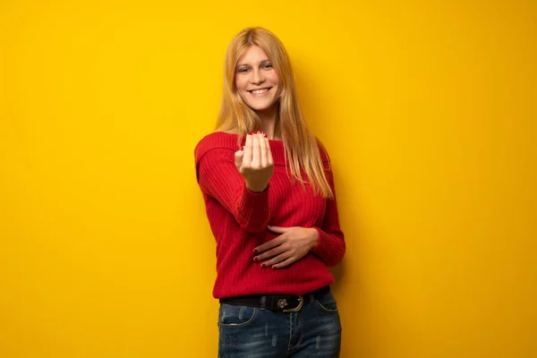 Blond Kvinna Över Gul Vägg Inbjudande Att Komma Med Handen — Stockfoto