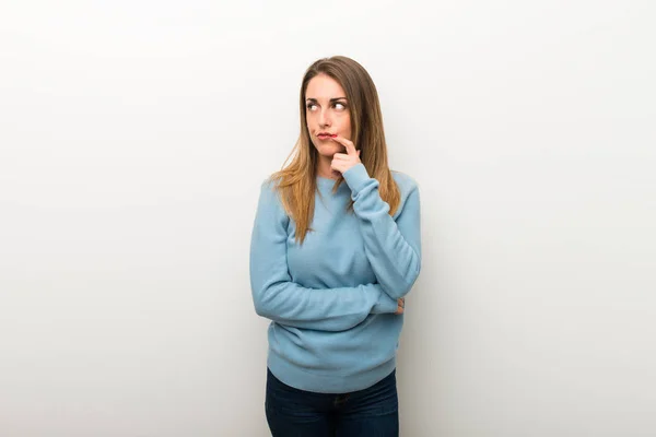 Blonde Woman Isolated White Background Having Doubts While Looking — Stock Photo, Image