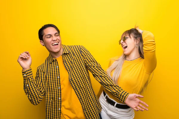 Junges Paar Auf Leuchtend Gelbem Hintergrund Tanzt Gerne Während Auf — Stockfoto