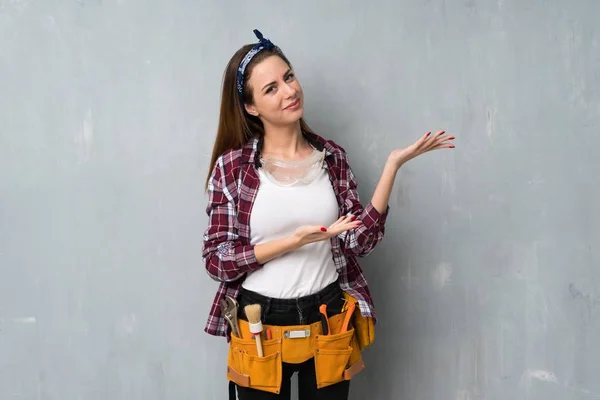 Artesãos Eletricista Mulher Estendendo Mãos Para Lado Para Convidar Para — Fotografia de Stock