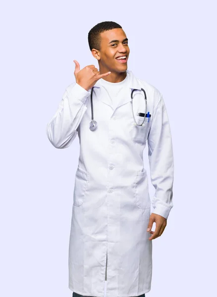 Afro Amerikai Fiatalember Orvos Így Telefon Gesztus Hívj Vissza Jel — Stock Fotó