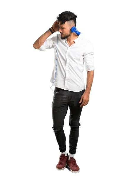 Kompletní Snímek Arabského Mladého Muže Bílou Košilí Který Poslouchá Hudbu — Stock fotografie