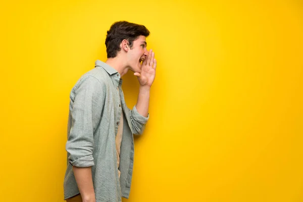 Adolescente Homem Sobre Parede Amarela Gritando Com Boca Aberta Para — Fotografia de Stock