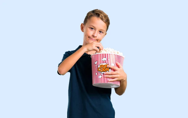 Kleines Kind Isst Popcorn Auf Farbigem Baackground — Stockfoto