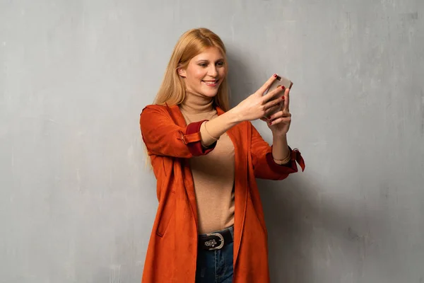 Woman Textured Background Troubled Holding Broken Smartphone — Stock Photo, Image