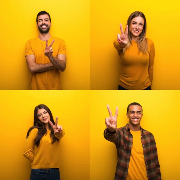 Conjunto Personas Sonriendo Mostrando Señal Victoria — Foto de Stock