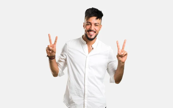 Arabische Jongeman Met Wit Shirt Glimlachend Met Overwinningsteken Grijze Achtergrond — Stockfoto