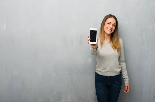 Jovem Mulher Parede Texturizada Mostrando Celular — Fotografia de Stock