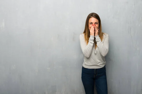 Young Woman Textured Wall Smiling Lot While Covering Mouth — Stock Photo, Image