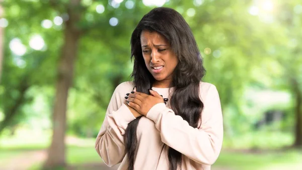 Mujer Afroamericana Joven Que Tiene Dolor Corazón Aire Libre — Foto de Stock