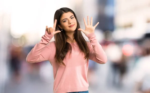 Дівчина Підліток Рожевою Сорочкою Рахує Сім Пальцями Місті — стокове фото