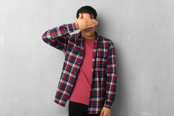 Man Grunge Wall Covering Eyes Hands Want See Something — Stock Photo, Image