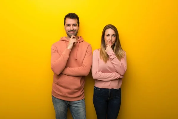 Groep Van Twee Mensen Gele Achtergrond Glimlachen Kijken Naar Voorkant — Stockfoto