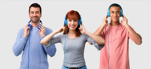 Groep Van Drie Vrienden Luisteren Naar Muziek Met Koptelefoon — Stockfoto