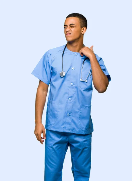 Chirurg Lekarz Mężczyzna Wyrażenie Zmęczony Chory Białym Tle — Zdjęcie stockowe